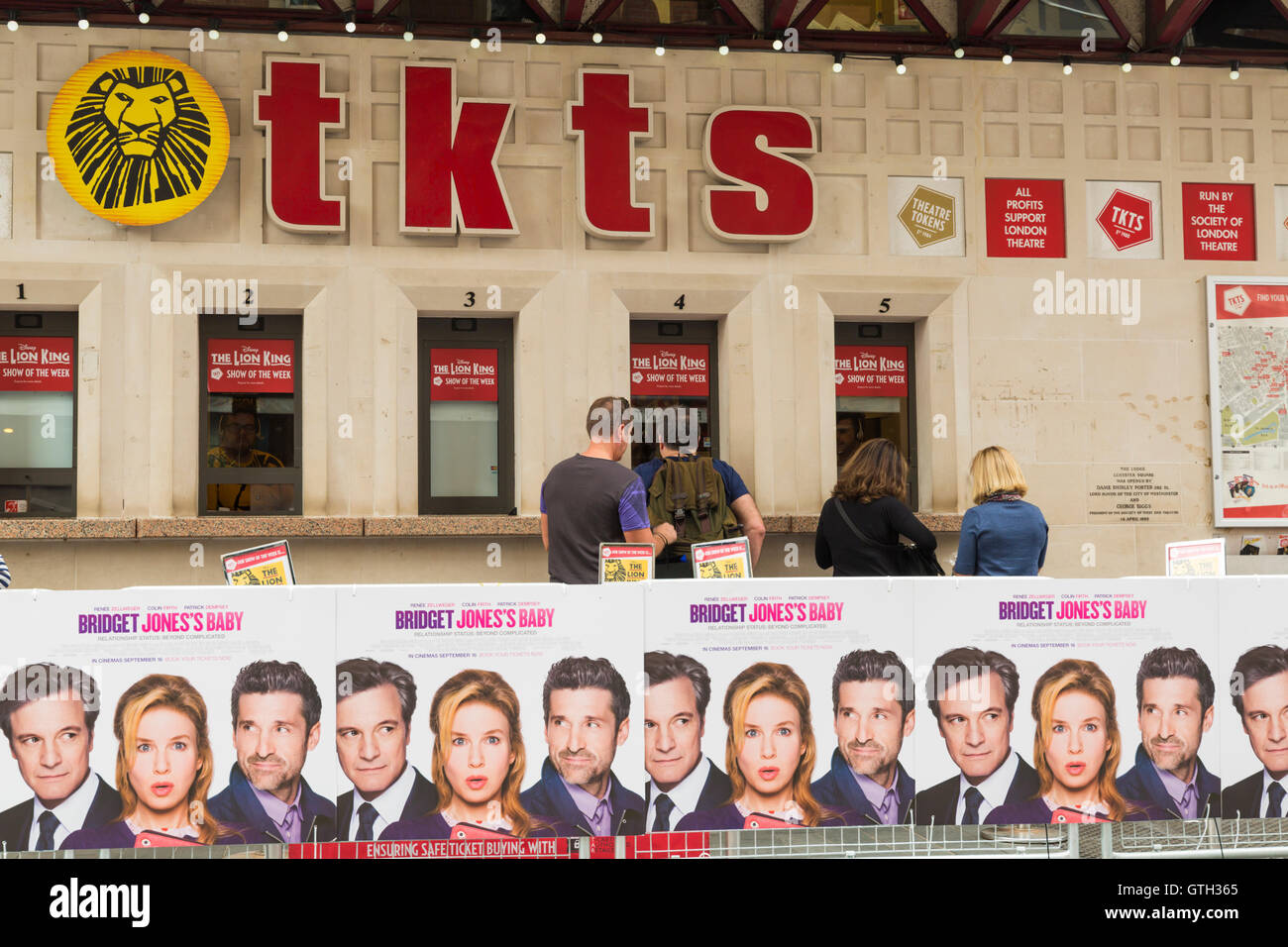 Kiosque des billets à Leicester Square avec des affiches pour le film de Bridget Jones, bébé Londres en septembre Banque D'Images