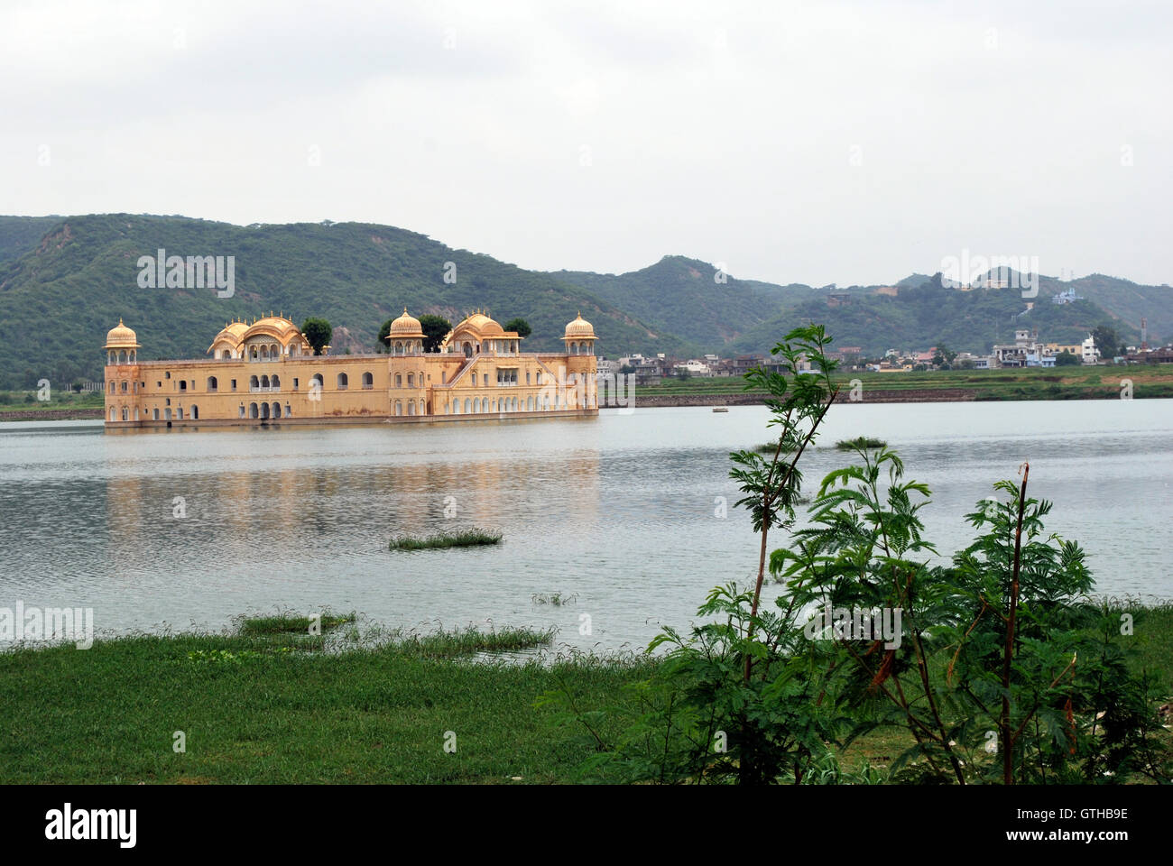 Jal Mahal (ÒWater PalaceÓ sens) est un palais situé au milieu de la Man Sagar Lake dans ville de Jaipur, la capitale de la st Banque D'Images