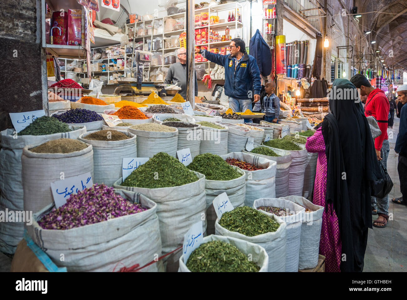 Bazar Vakil est le main bazaar de Shiraz, Iran, situé dans le centre historique de la ville. On pense que le marché à l'origine a été créé par le Buwayhids au 11e siècle, et a été complétée principalement par les Atabaks de Fars, et a été renommée après Karim Khan Zand uniquement dans le 18ème siècle. Le bazar a de belles cours intérieures, caravansarais, maisons, boutiques et des vieux qui sont considérés comme parmi les meilleurs endroits de Shiraz à acheter toutes sortes de tapis persans, les épices, le cuivre de l'artisanat et des antiquités. Comme d'autres bazars du Moyen-Orient, il y a quelques mosquées et Imamzadehs être construite Banque D'Images