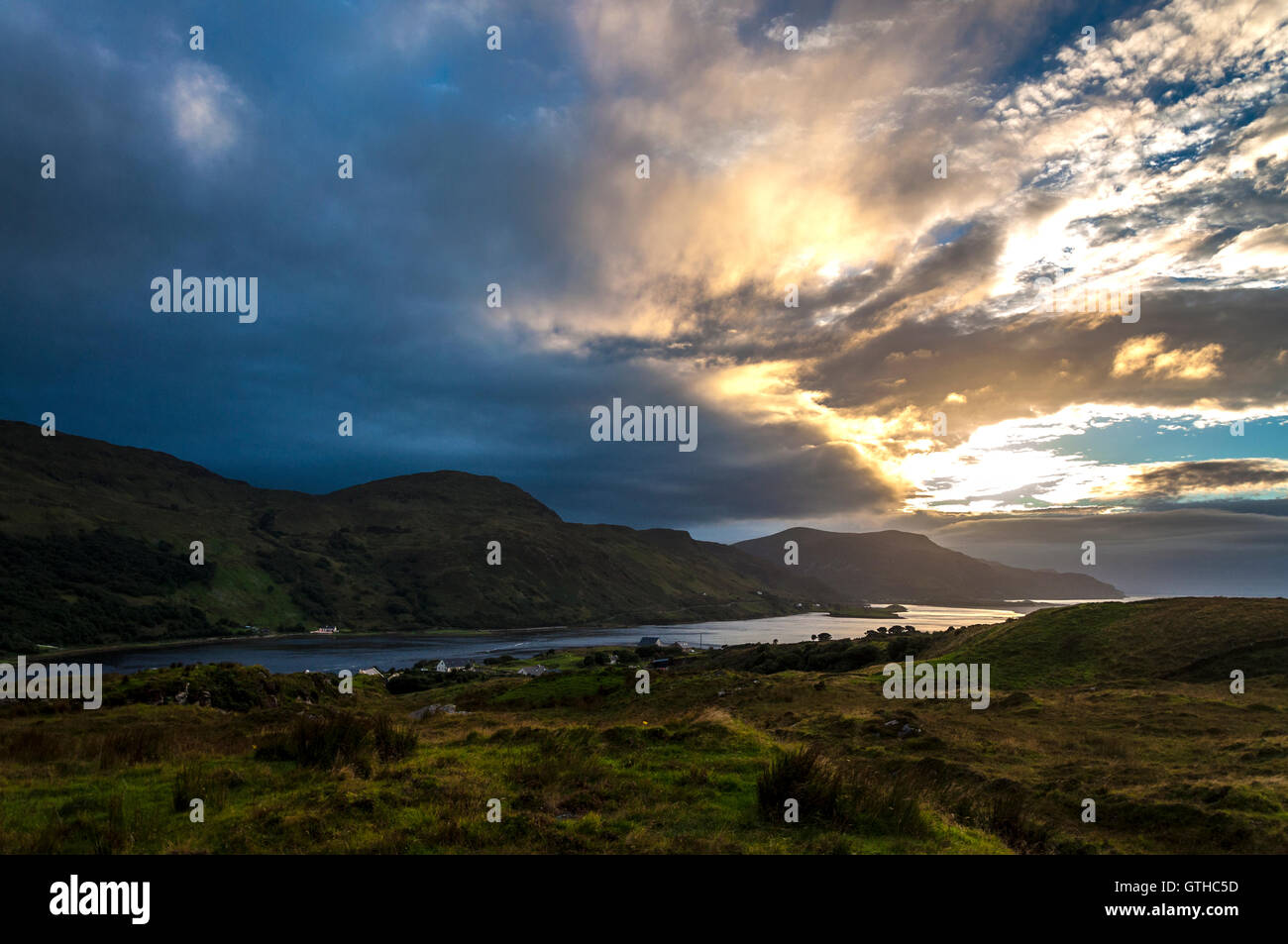 Vue de Loughros Point à Slieve Tooey, près de l'Ardara, comté de Donegal, Irlande au coucher du soleil Banque D'Images