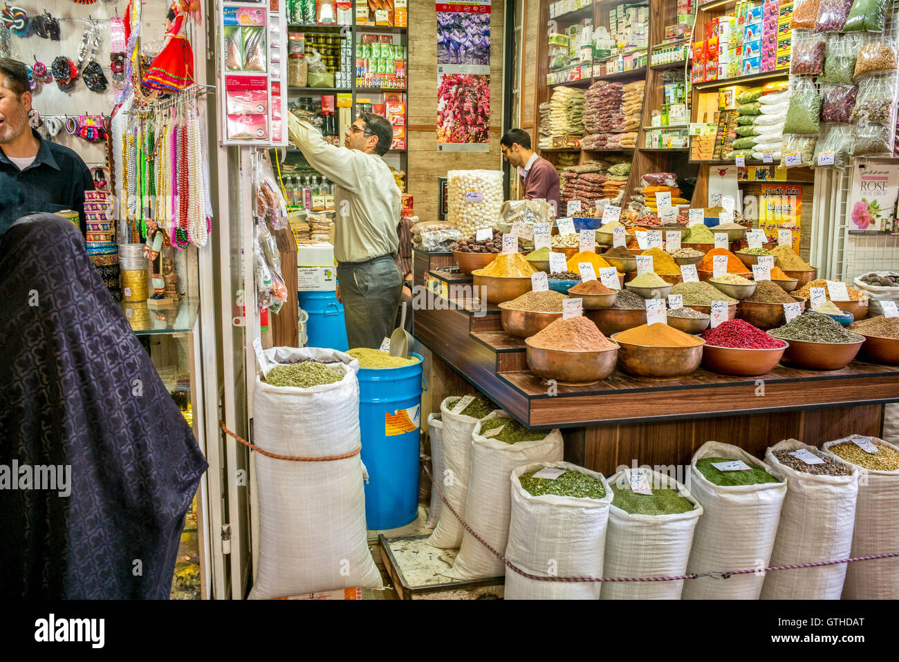 Bazar Vakil est le main bazaar de Shiraz, Iran, situé dans le centre historique de la ville. On pense que le marché à l'origine a été créé par le Buwayhids au 11e siècle, et a été complétée principalement par les Atabaks de Fars, et a été renommée après Karim Khan Zand uniquement dans le 18ème siècle. Le bazar a de belles cours intérieures, caravansarais, maisons, boutiques et des vieux qui sont considérés comme parmi les meilleurs endroits de Shiraz à acheter toutes sortes de tapis persans, les épices, le cuivre de l'artisanat et des antiquités. Comme d'autres bazars du Moyen-Orient, il y a quelques mosquées et Imamzadehs être construite Banque D'Images