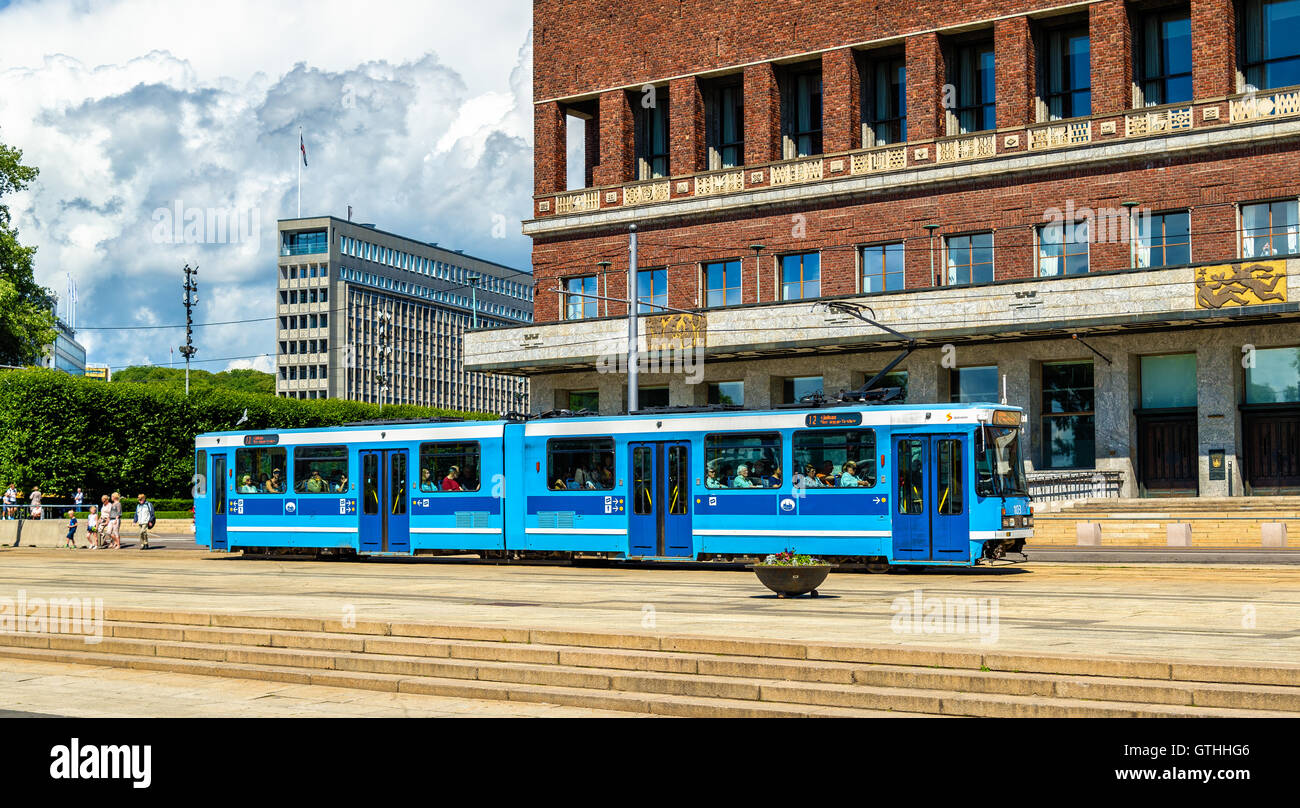 Oslo, Norvège - le 7 juillet 2016 : le tramway de la ville près de l'hôtel de ville d'Oslo. Le réseau de tramway d'Oslo se compose de 6 lignes avec 99 s'arrête Banque D'Images