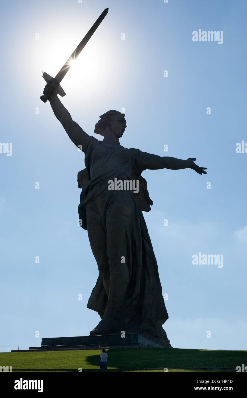 Volgograd, Russie - le 27 juin 2016:les appels de la mère patrie est une statue de Mamaïev Kourgan à Volgograd, Russie, commémorant la bataille Banque D'Images Volgograd, Russie - le 27 juin 2016:les appels de la mère patrie est une statue de Mamaïev Kourgan à Volgograd, Russie, commémorant la bataille Banque D'Images
