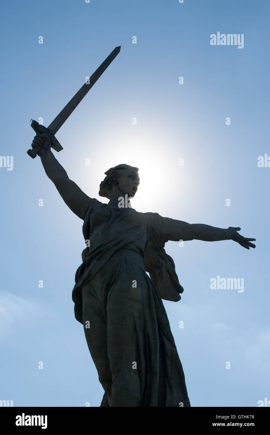 Volgograd, Russie - le 27 juin 2016:les appels de la mère patrie est une statue de Mamaïev Kourgan à Volgograd, Russie, commémorant la bataille Banque D'Images Volgograd, Russie - le 27 juin 2016:les appels de la mère patrie est une statue de Mamaïev Kourgan à Volgograd, Russie, commémorant la bataille Banque D'Images