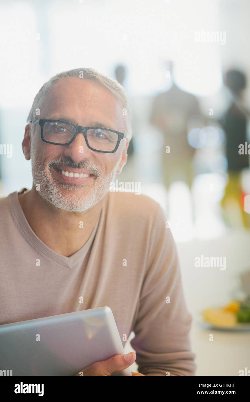 Portrait of smiling businessman with digital tablet Banque D'Images
