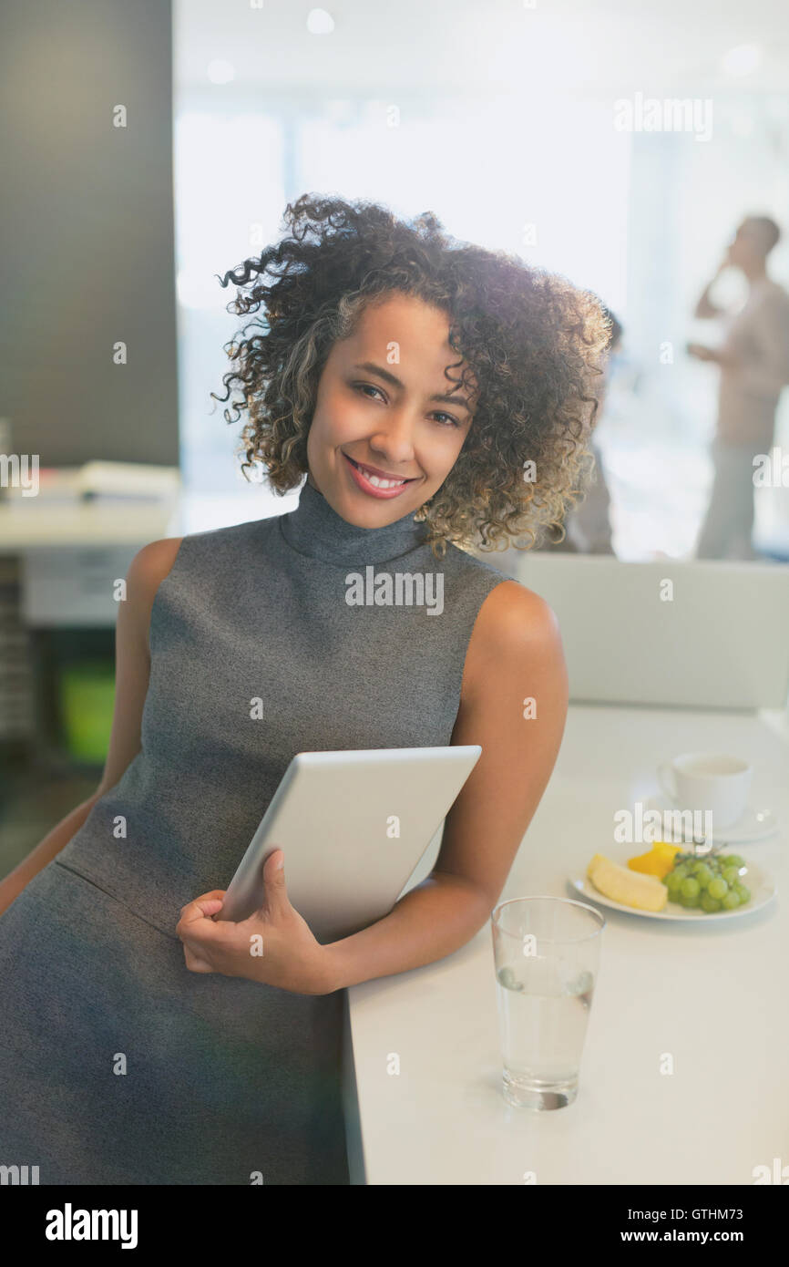 Portrait of smiling businesswoman with digital tablet Banque D'Images