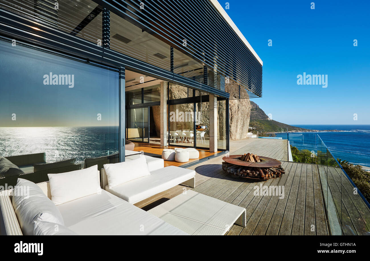 Maison de plage de luxe moderne, patio avec vue sur l'océan ensoleillé Banque D'Images