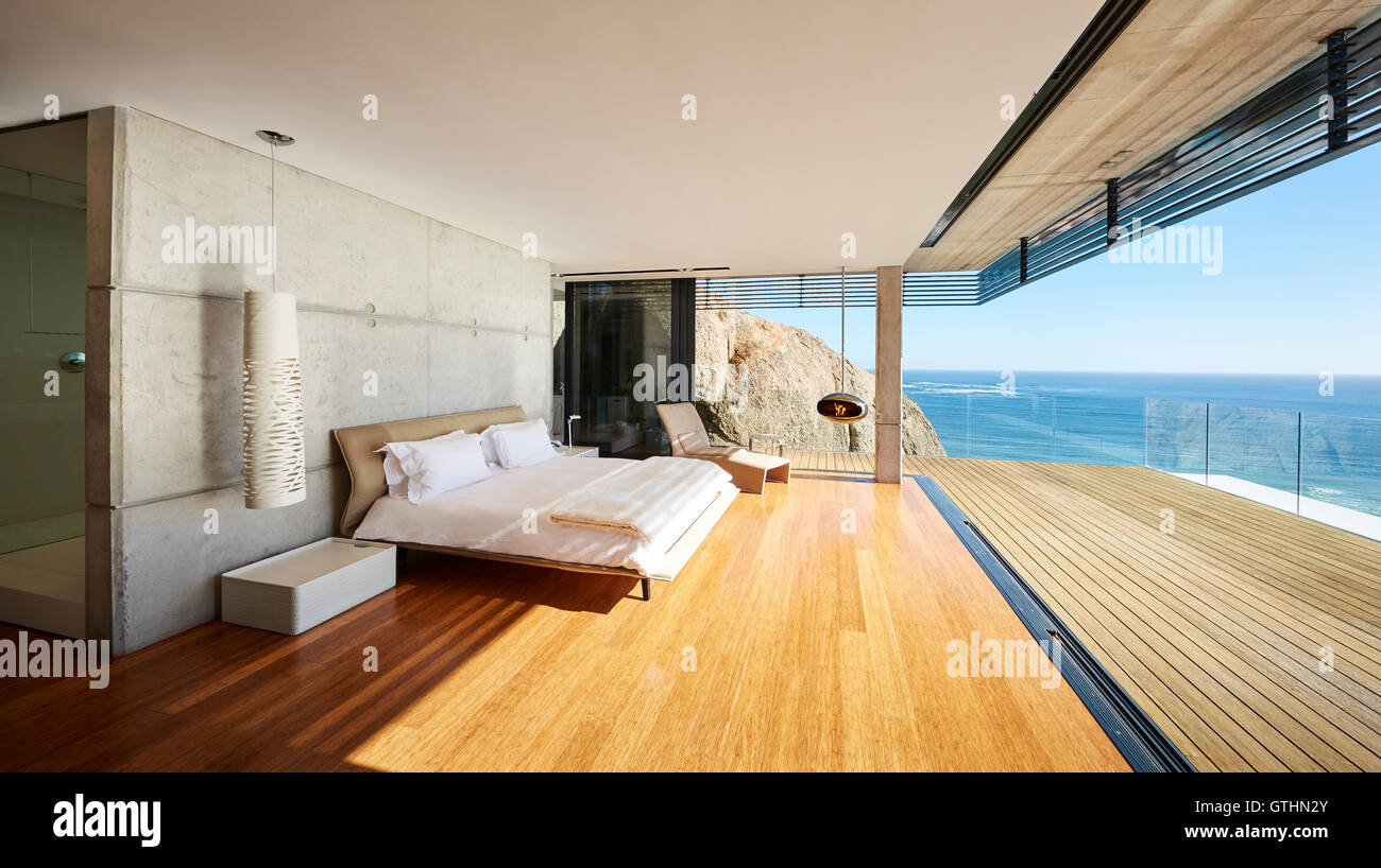 Chambre de luxe moderne ouvert à patio ensoleillé avec vue sur l'océan Banque D'Images
