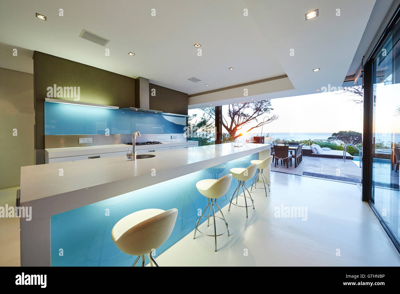 Maison de luxe moderne cuisine vitrine Banque D'Images