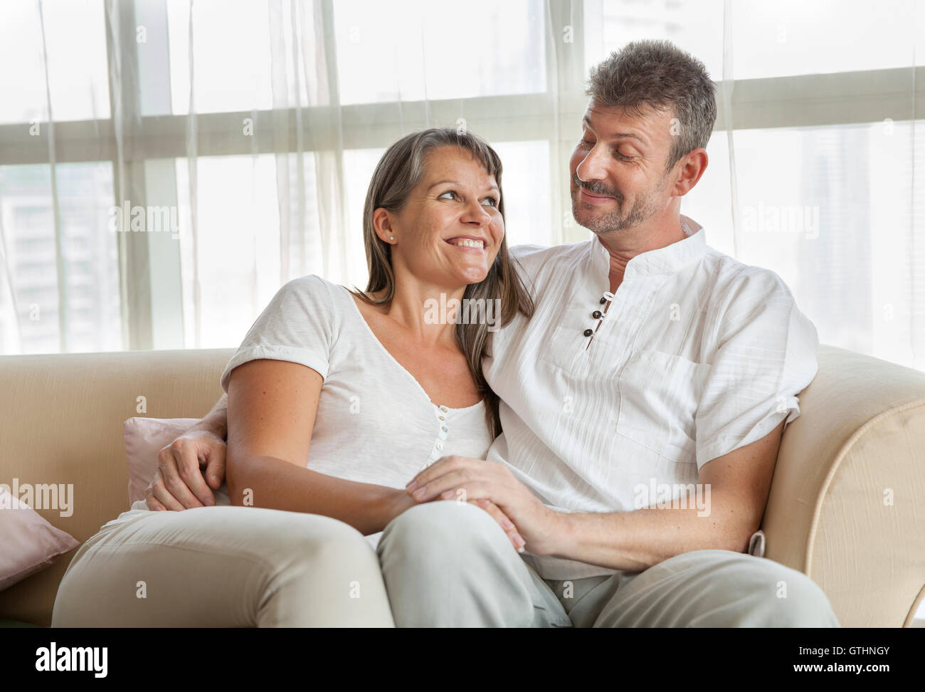 Heureux couple d'âge moyen à la recherche d'autres à chaque Banque D'Images