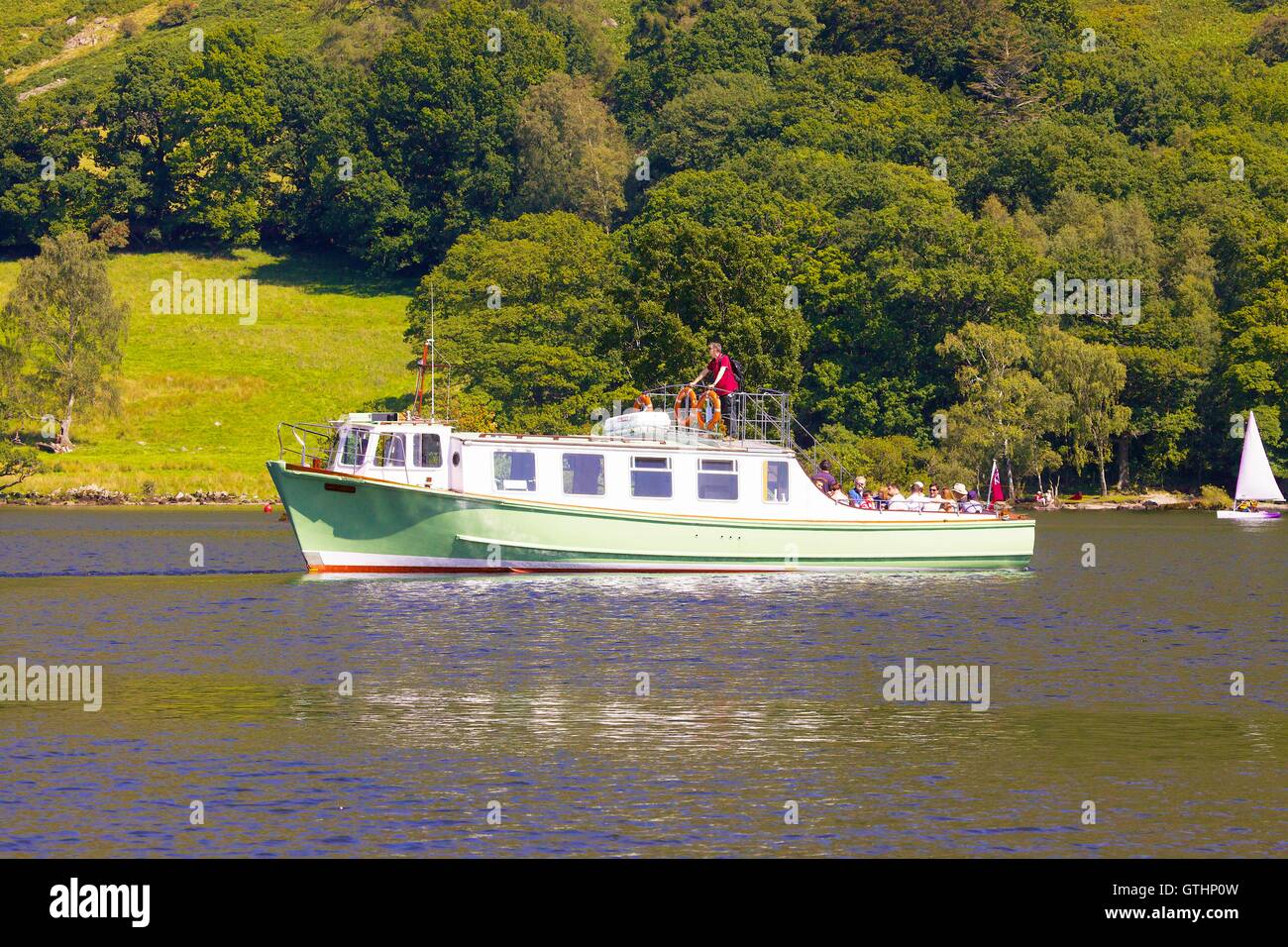 Les touristes profitant d'une croisière à bord d'un bateau à vapeur Ullswater. Ullswater, Penrith, le Parc National du Lake District, Cumbria, Angleterre. Banque D'Images