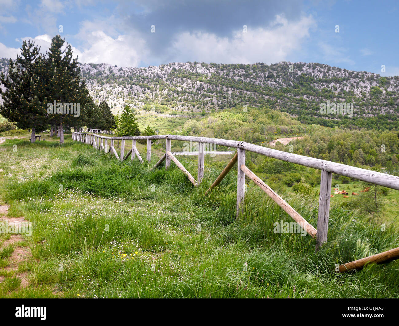 Paysage de montagne avec la vieille clôture en bois rustique Banque D'Images