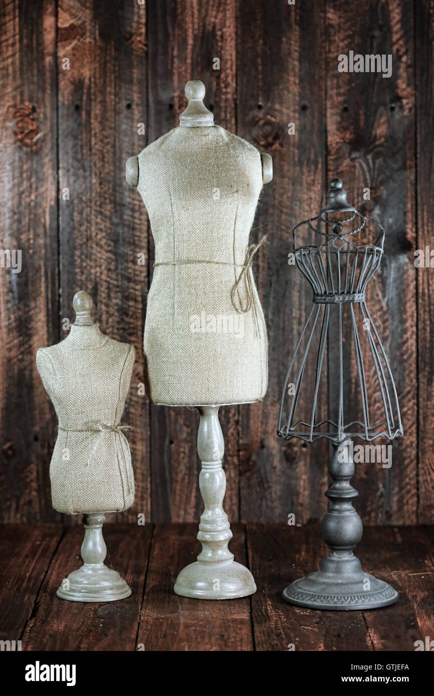 Bustes Mannequin antiques sur bois Grunge Background Banque D'Images
