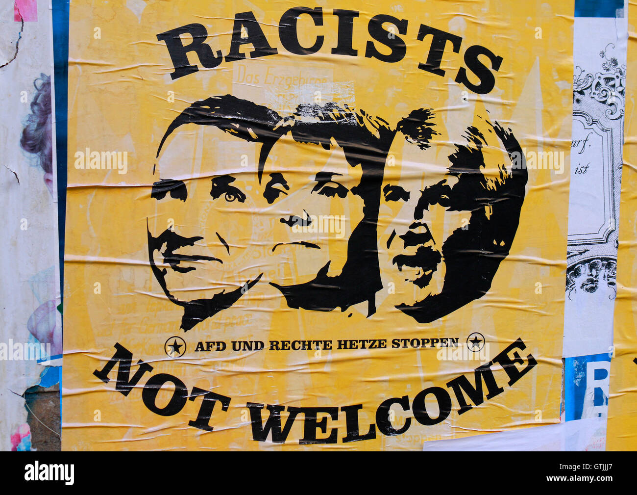 Politisches Plakat : 'Bienvenue' pas racistes mit den Portraits von Bernd Hoecke, Frauke Petry und Horst Seehofer, Berlin. Banque D'Images