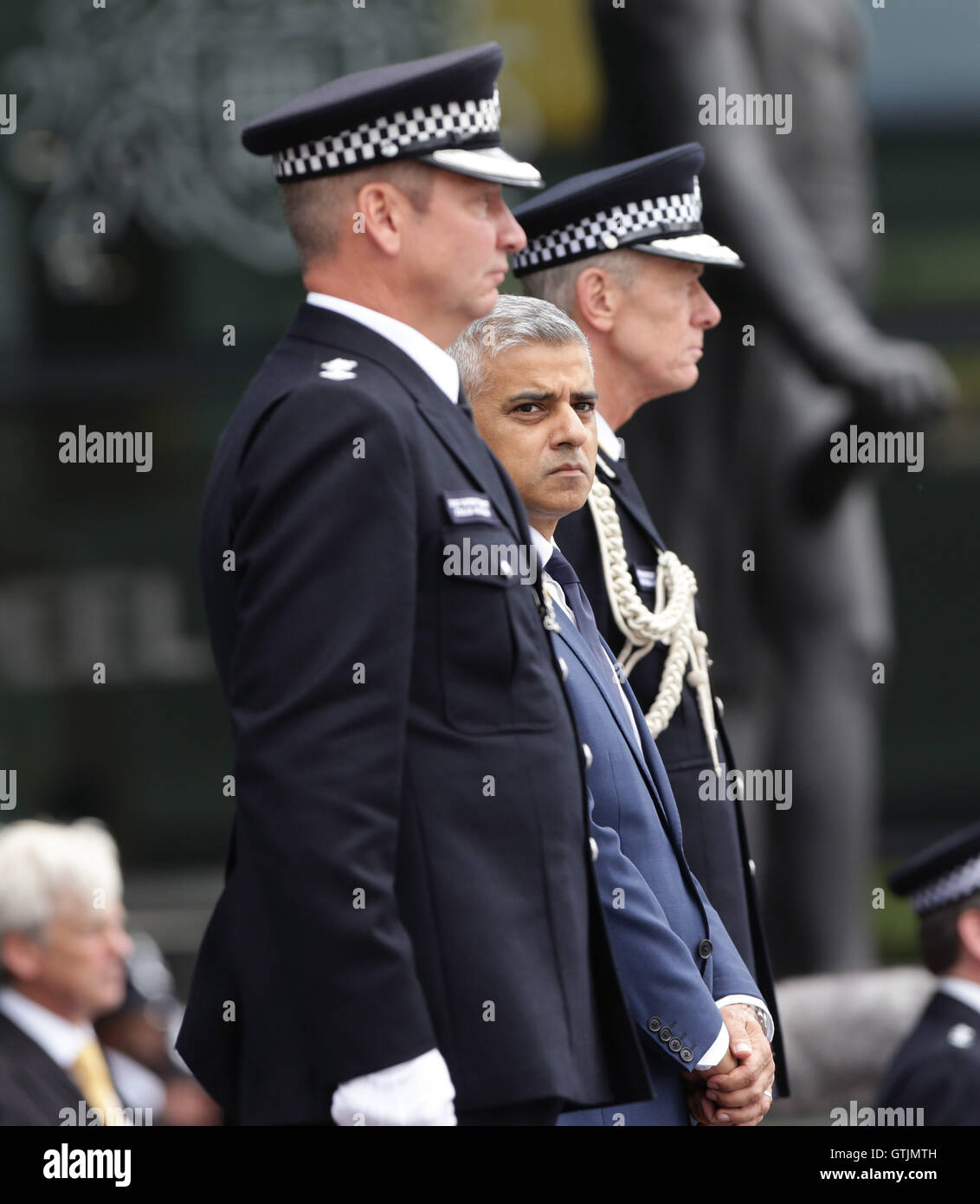 (De gauche à droite) Le surintendant en chef Craig Haslam, Maire de Londres Sadiq Khan et le commissaire de la Police métropolitaine Sir Bernard Hogan-Howe assister à la première du service passant-out sur le défilé des motifs à l'réaménagée en centre Peel Hendon, au nord de Londres. Banque D'Images