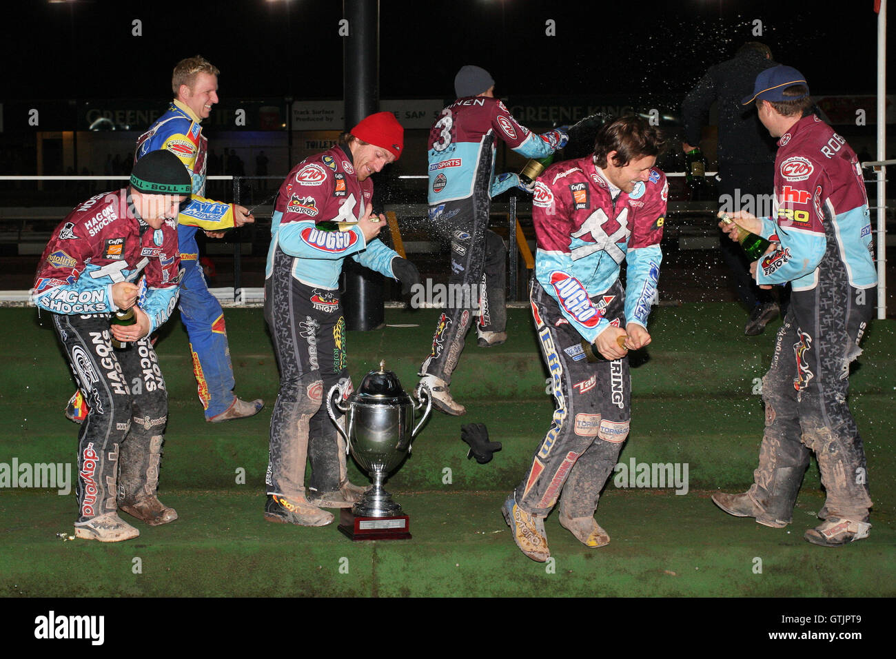 Lakeside Hammers célébrer avec le KO Cup - Coventry abeilles vs Lakeside Hammers - Ligue élite Speedway Knockout Cup 2e finale jambe à Brandon Stadium - 23/10/09 Banque D'Images