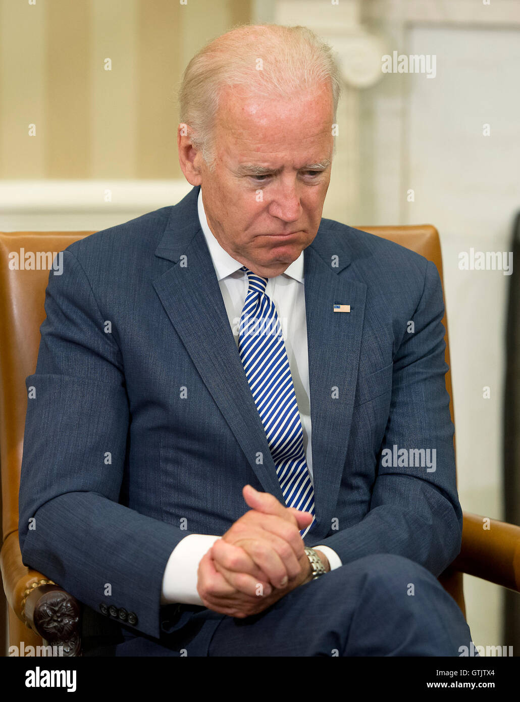 United States Vice-président Joe Biden à l'écoute en tant que Président des Etats-Unis Barack Obama fait remarques à la presse après avoir reçu une mise à jour de l'enquête sur l'attaque à Orlando en Floride dans le bureau ovale de la Maison Blanche à Washington, DC le lundi, Ju Banque D'Images