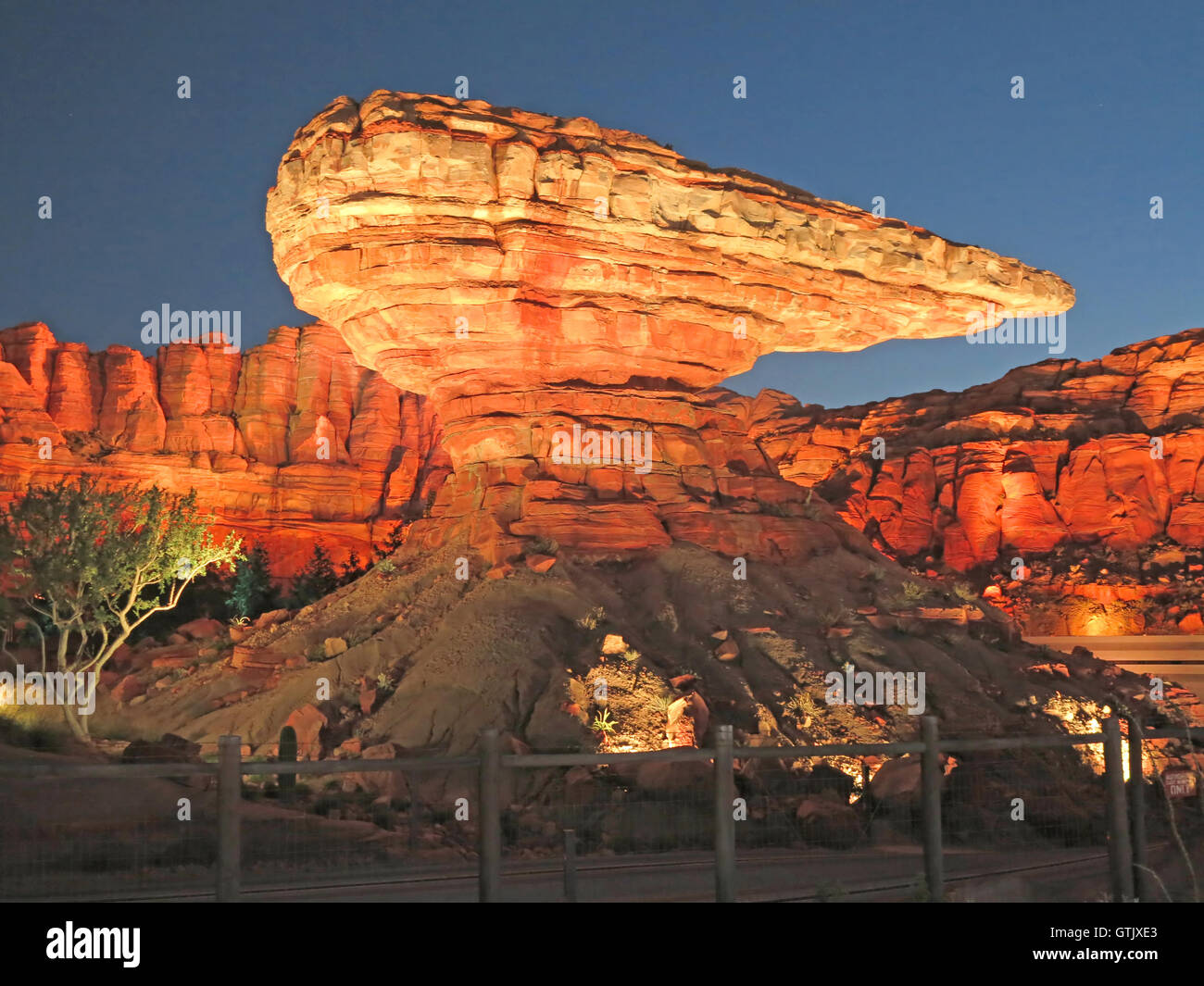 Anaheim, Californie. Septembre 6th, 2012. Radiator Springs, voitures terre, rocher en forme de hotte ornement, Disney's California Adventure Banque D'Images