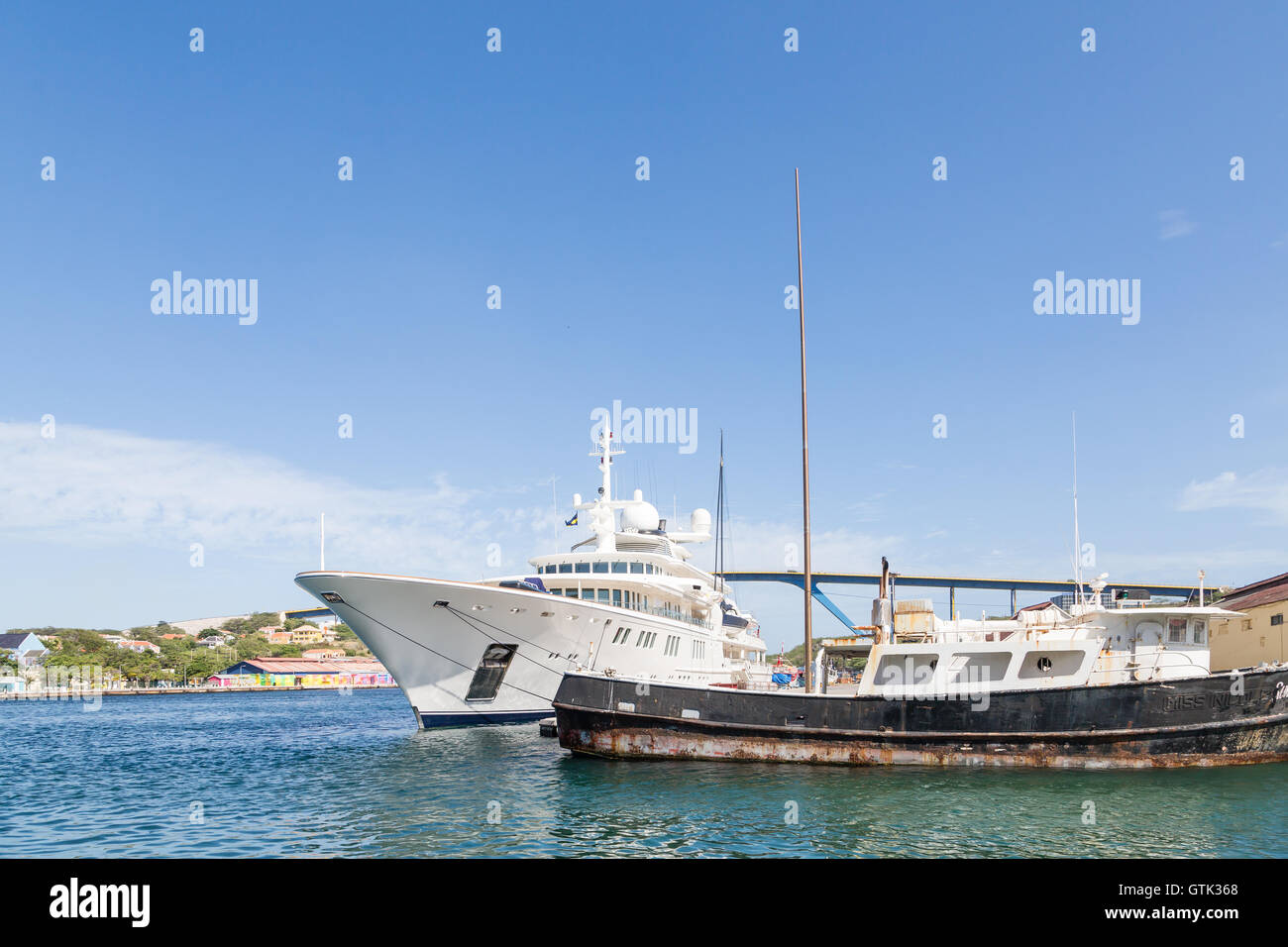 Un énorme yacht privé personnalisé blanc amarré à Curacao Banque D'Images