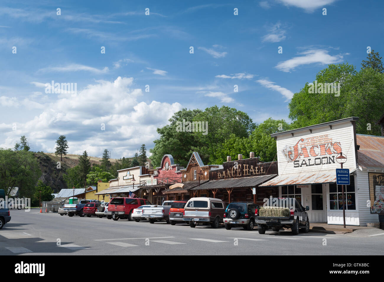 Scène de rue avec vue sur le salon et salle de danse à Winthrop, Washington State, USA Banque D'Images