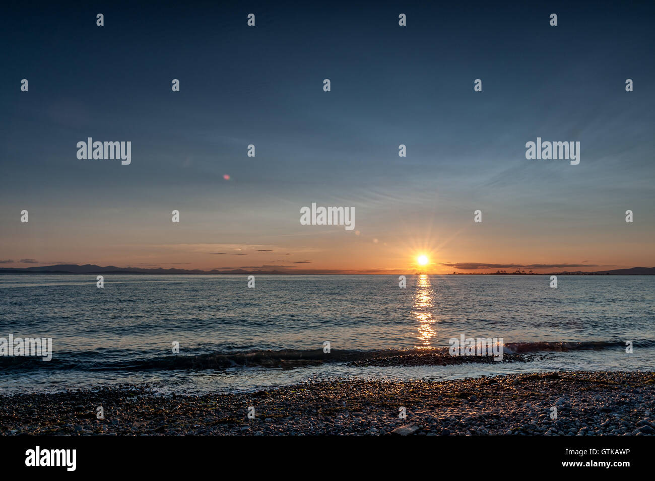 Point Roberts coucher de soleil au clair de lune sur la plage avec des grues en arrière-plan, l'État de Washington, SA Banque D'Images