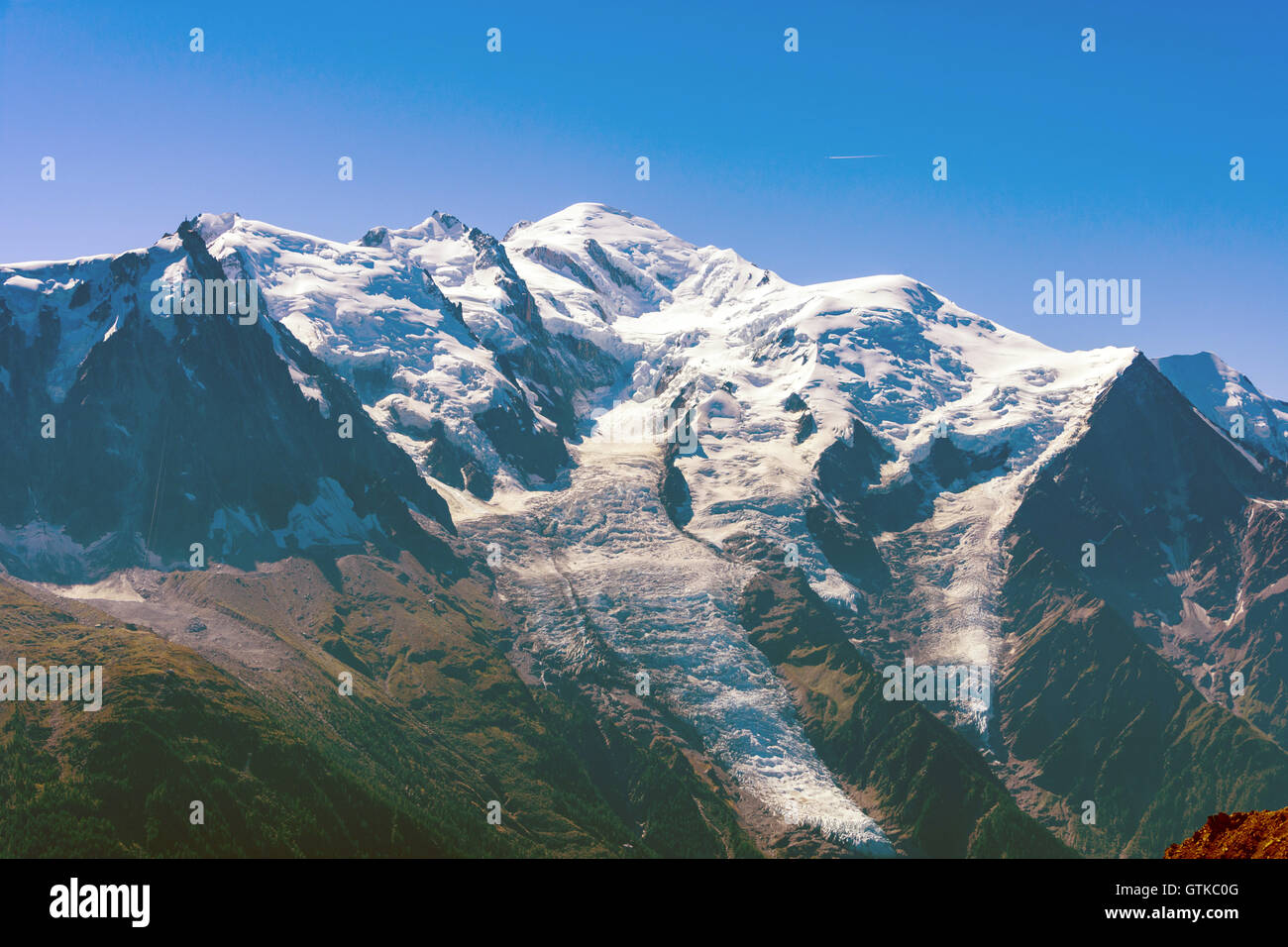 Le Mont Blanc, le plus haut d'Europe et ses nombreux glaciers s'élevant au-dessus de l'Aiguilles de Chamonix Banque D'Images