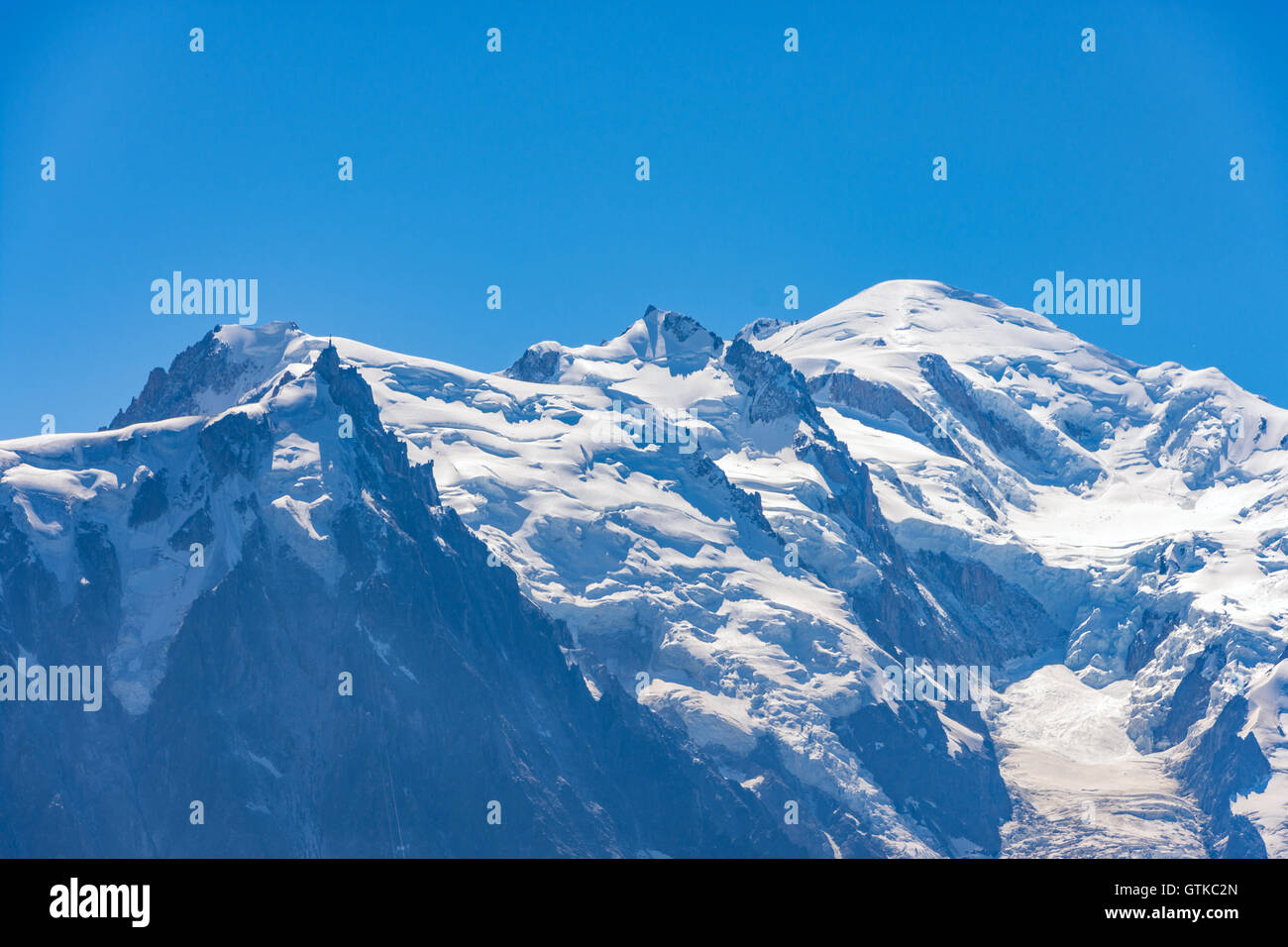 Le Mont Blanc, le plus haut d'Europe et ses nombreux glaciers s'élevant au-dessus de l'Aiguilles de Chamonix Banque D'Images