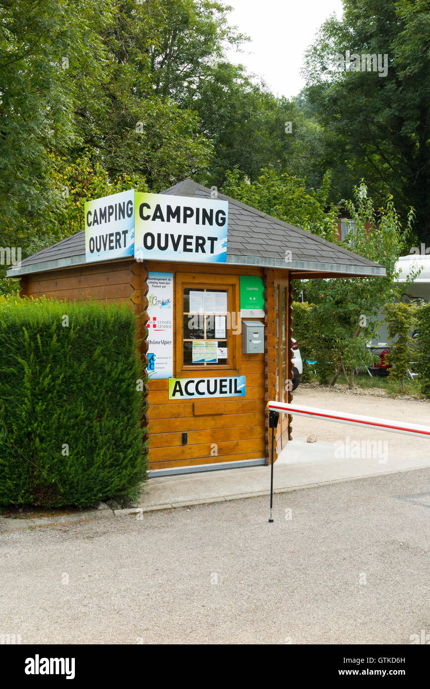 La réception hut (' Accueil ') à Les Babelles / Camping camp site français / camping et statique  + mobile caravan park. Lac du Bourget, Conjux, France Banque D'Images