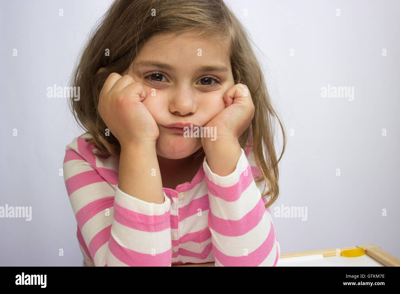 Portrait d'une petite fille être ennuyeux Banque D'Images
