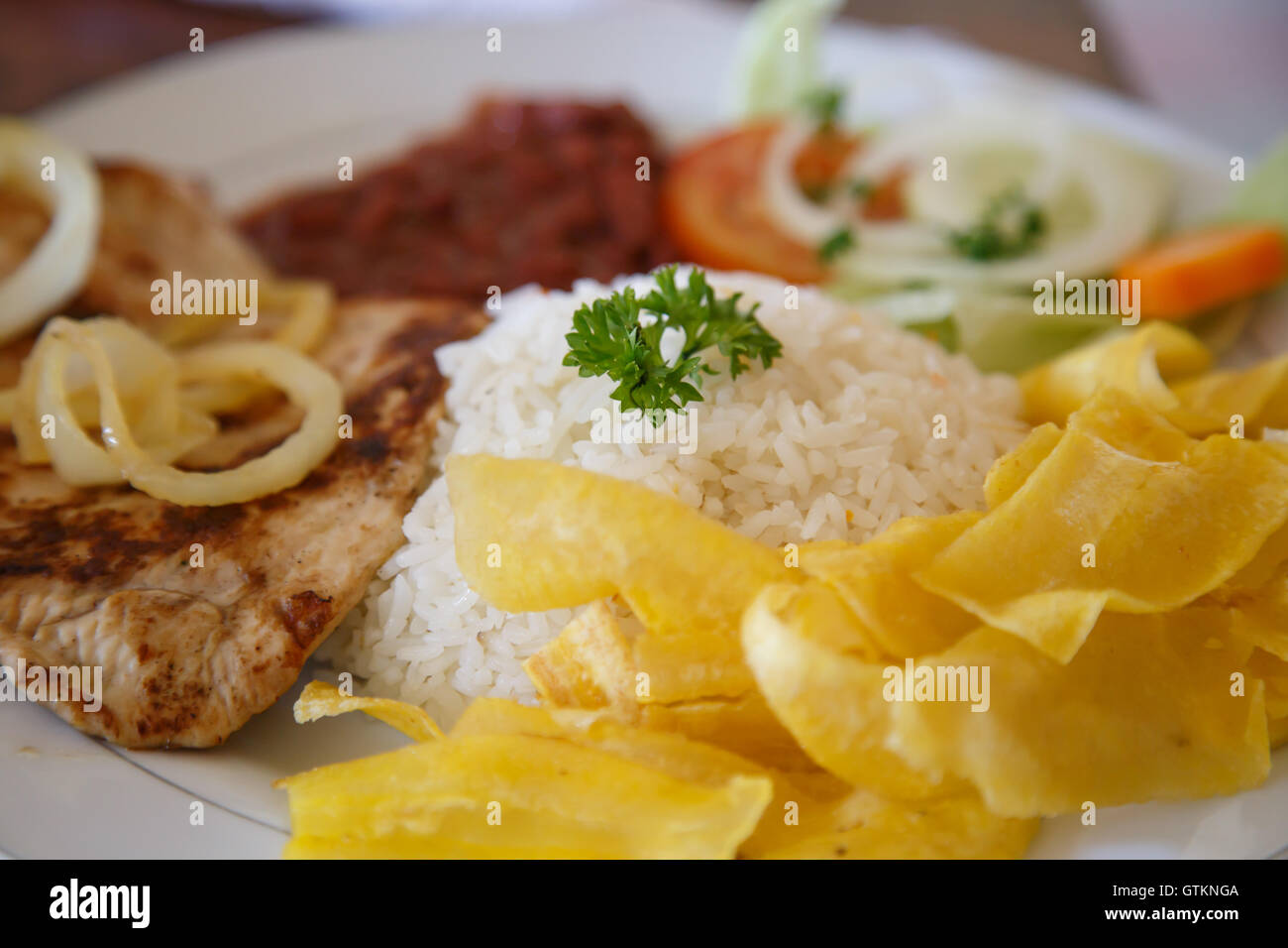 Riz au poulet, salade de haricots et de cuisine nicaraguayenne Banque D'Images