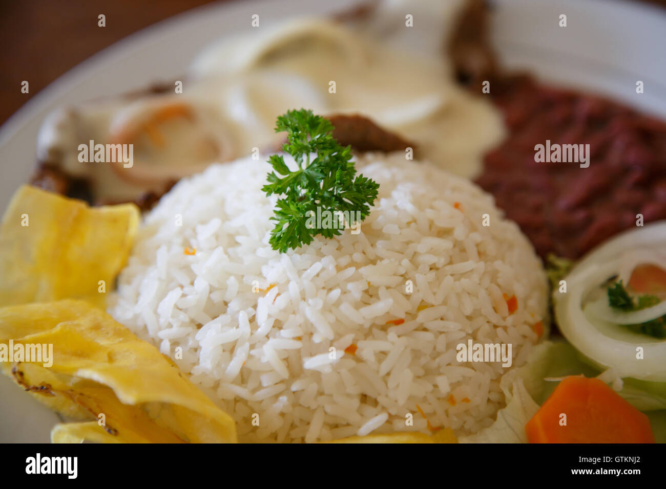 Riz au poulet, salade de haricots et de cuisine nicaraguayenne Banque D'Images