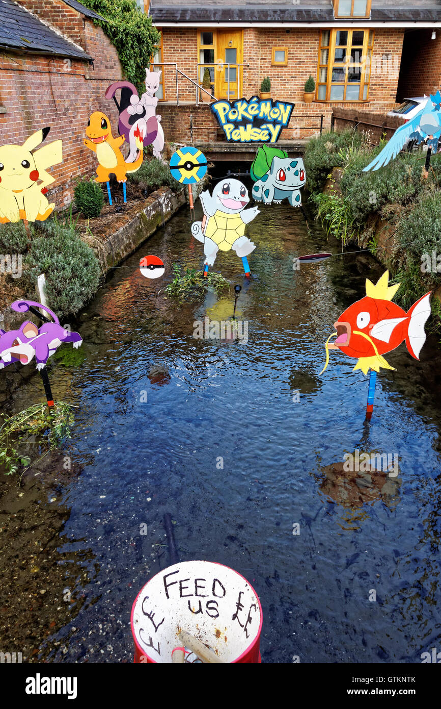 Personnages Pokémon dans l'établissement de la rivière à Pewsey Banque D'Images