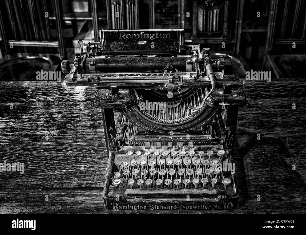 Une image en noir et blanc d'une vieille machine à écrire Remington utilisés dans l'industrie du journalisme. Banque D'Images