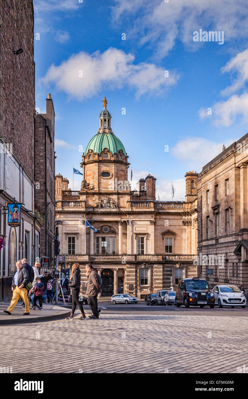 Une vue vers le bas de la rue Bank à la Banque d'Écosse, de l'AC, de l'amas, Édimbourg, Écosse, Royaume-Uni Banque D'Images