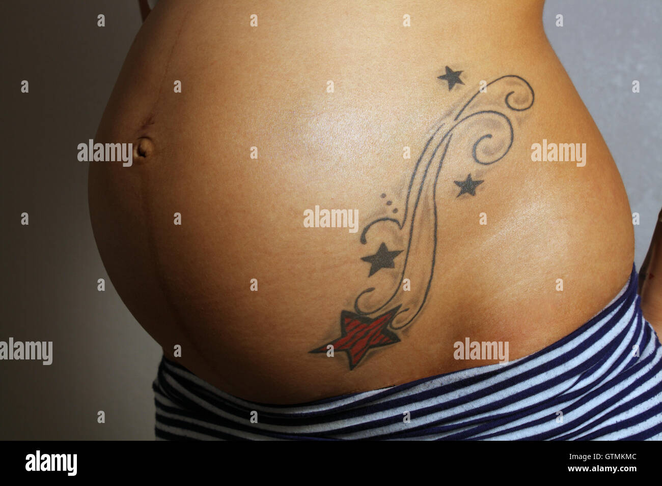 Les femmes enceintes avec du ventre tatouage (1 Photo Stock - Alamy