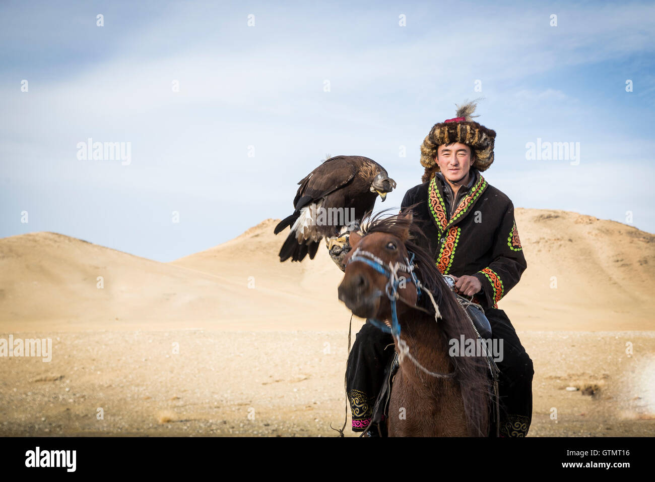 Bayan Ulgii, la Mongolie, le 30 septembre 2015 : Mongolian eagle hunter avec son cheval et l'aigle Banque D'Images
