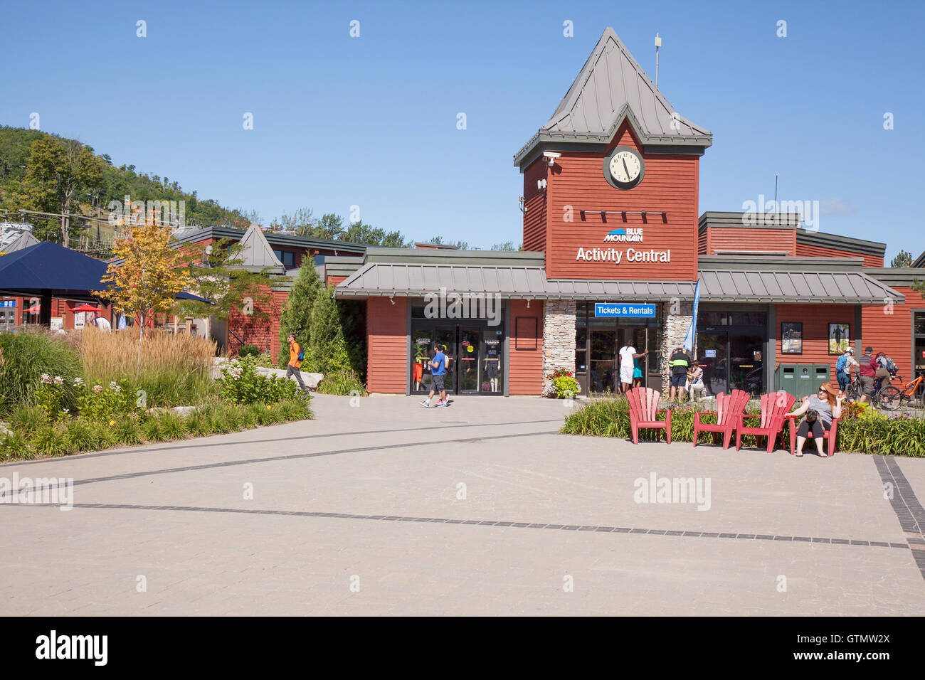 Centre d'activités de montagne bleu où on peut acheter des billets pour divers événements, attractions et manèges qui sont disponibles par Banque D'Images