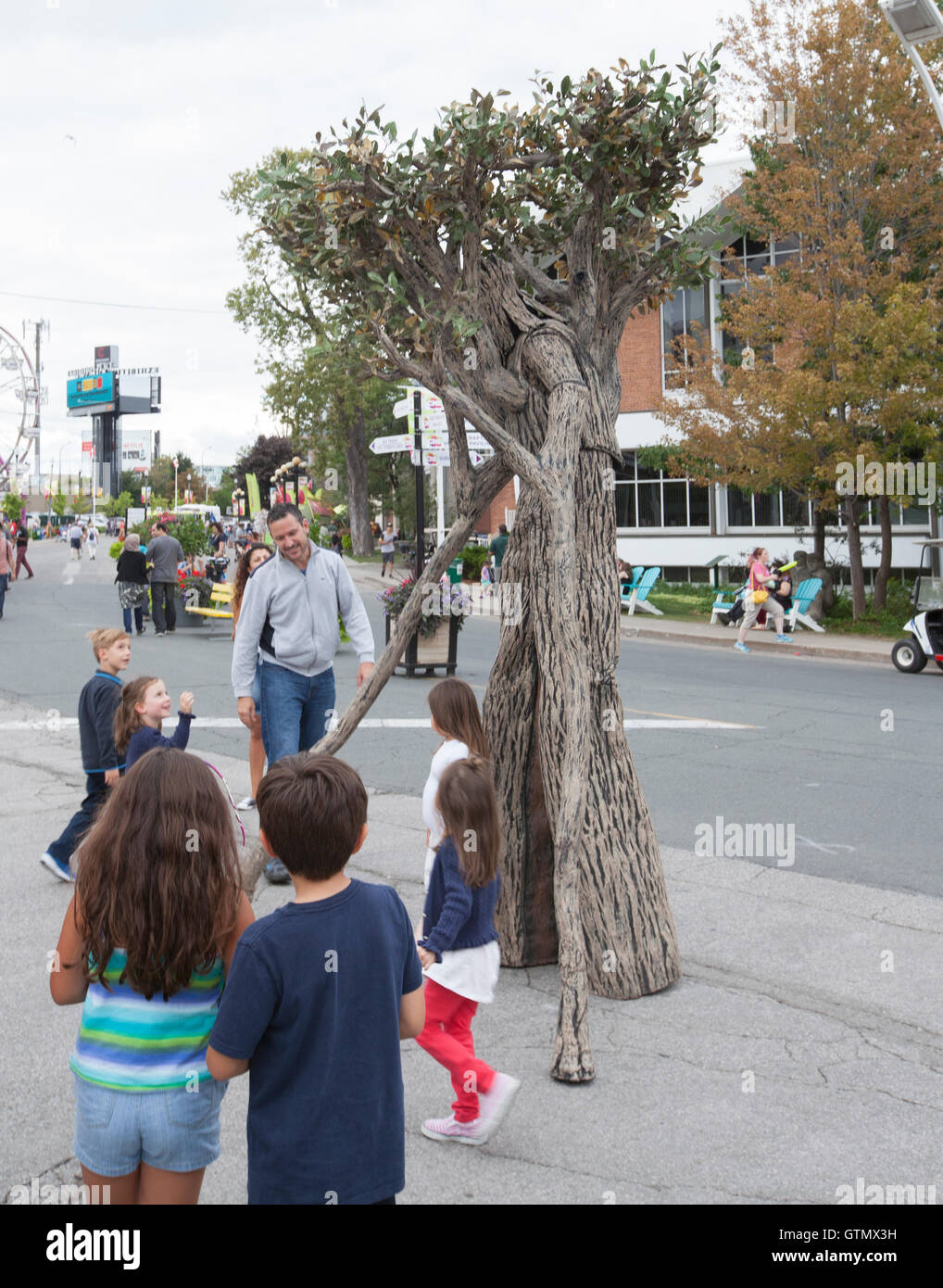 TORONTO - 1 septembre, 2016 Enfants : profitez d'un musicien ambulant vêtu comme un arbre sur le terrain de l'Exposition nationale canadienne à Toronto Banque D'Images