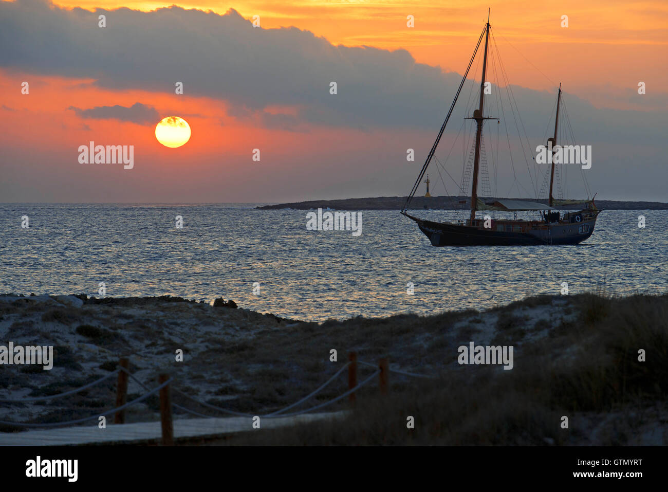 Plage de Ses Illetes, Îles Baléares, Formentera, Espagne. Eclairages dans le coucher du soleil. Banque D'Images