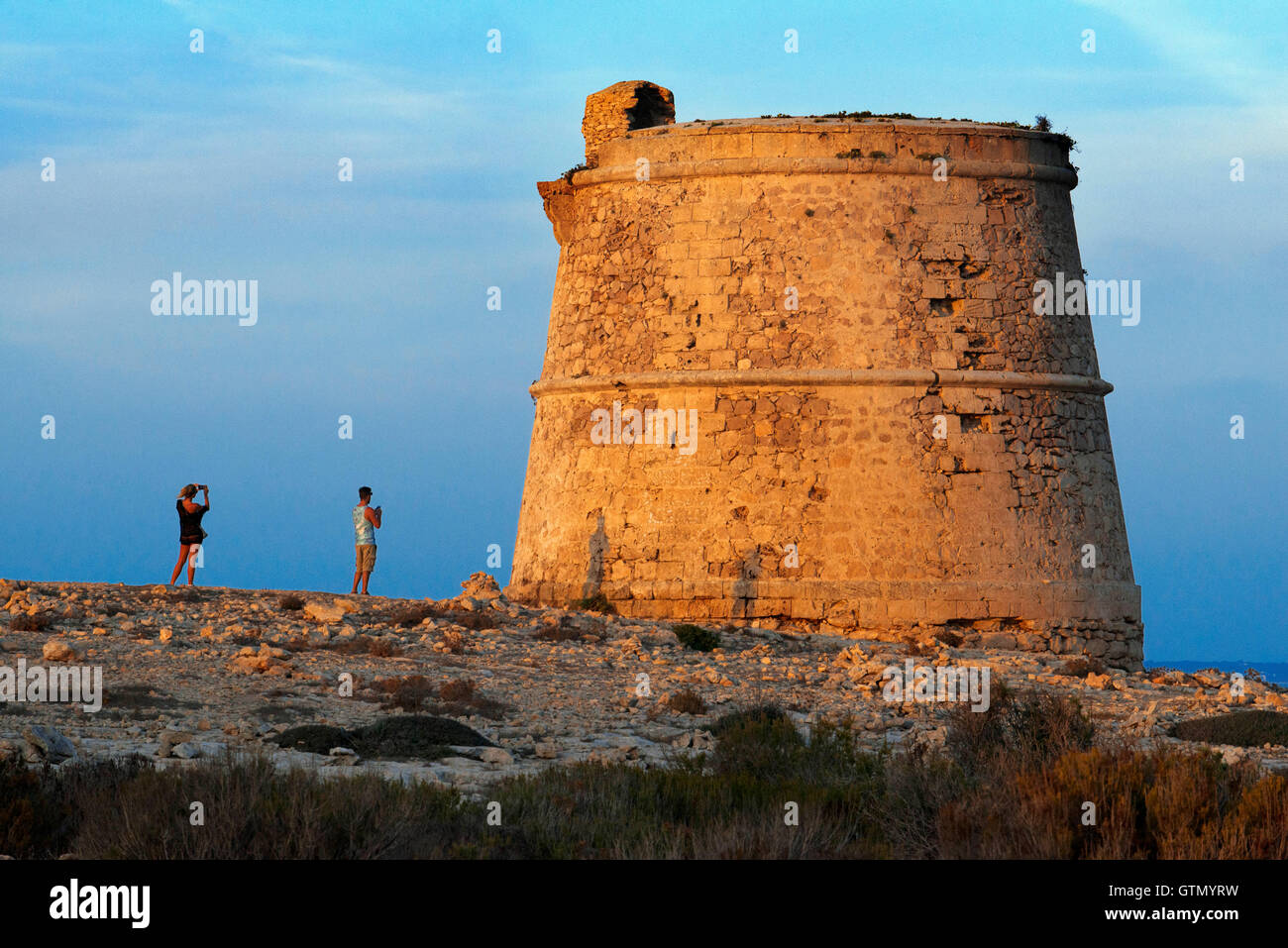 Tour clocher sur suntet. Un couple d'images prises dans la tour - une des tours sur Formentera, Balear Banque D'Images