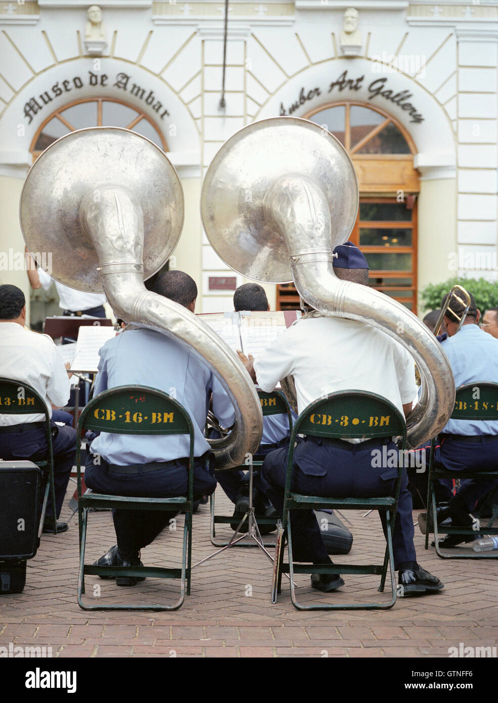 Deux joueurs de tuba de la Banda de Musica De Los Bomberos de Republica Dominicana pratique dans le parc Colon. Santo Domingo, Dominic Banque D'Images