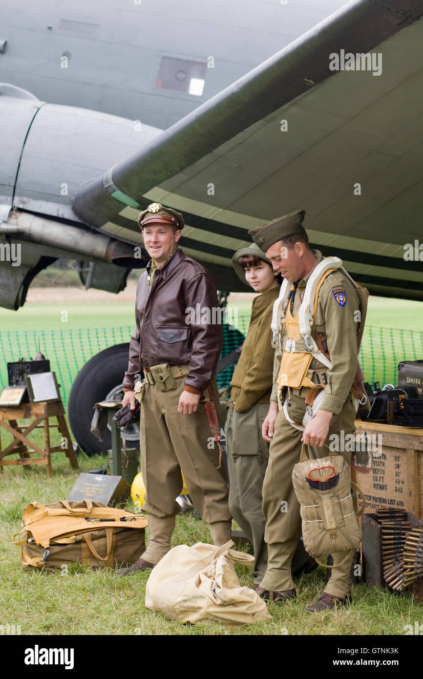 L'équipage américain debout à côté d'un WW11 Douglas C-47 Skytrain Banque D'Images