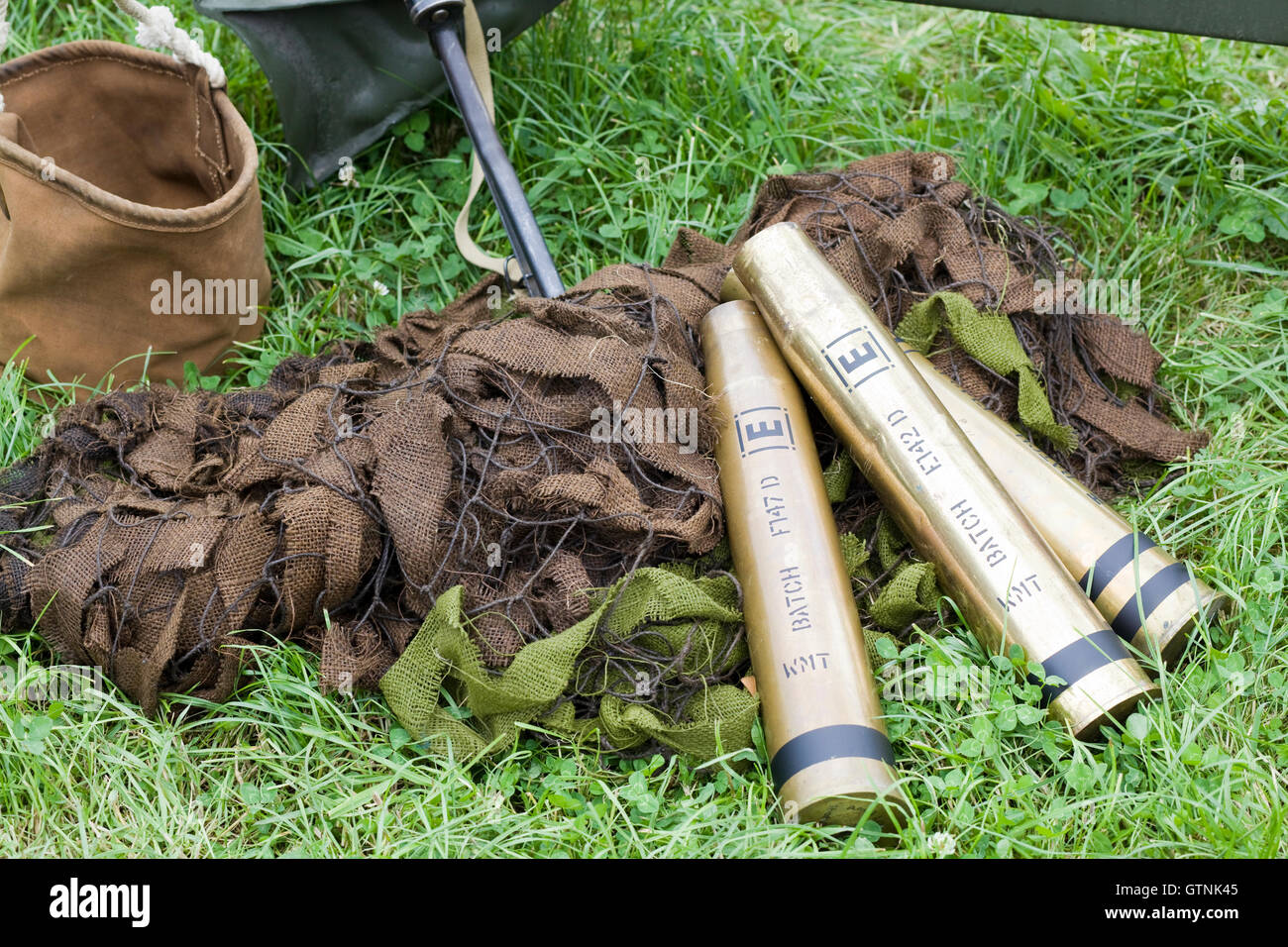 Douilles de mortier sur filet de camouflage Banque D'Images