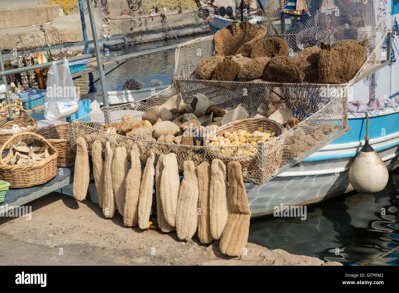 Bateau de pêche dans le port de La Canée, Crète, Grèce, Europe, d'éponges à vendre Banque D'Images