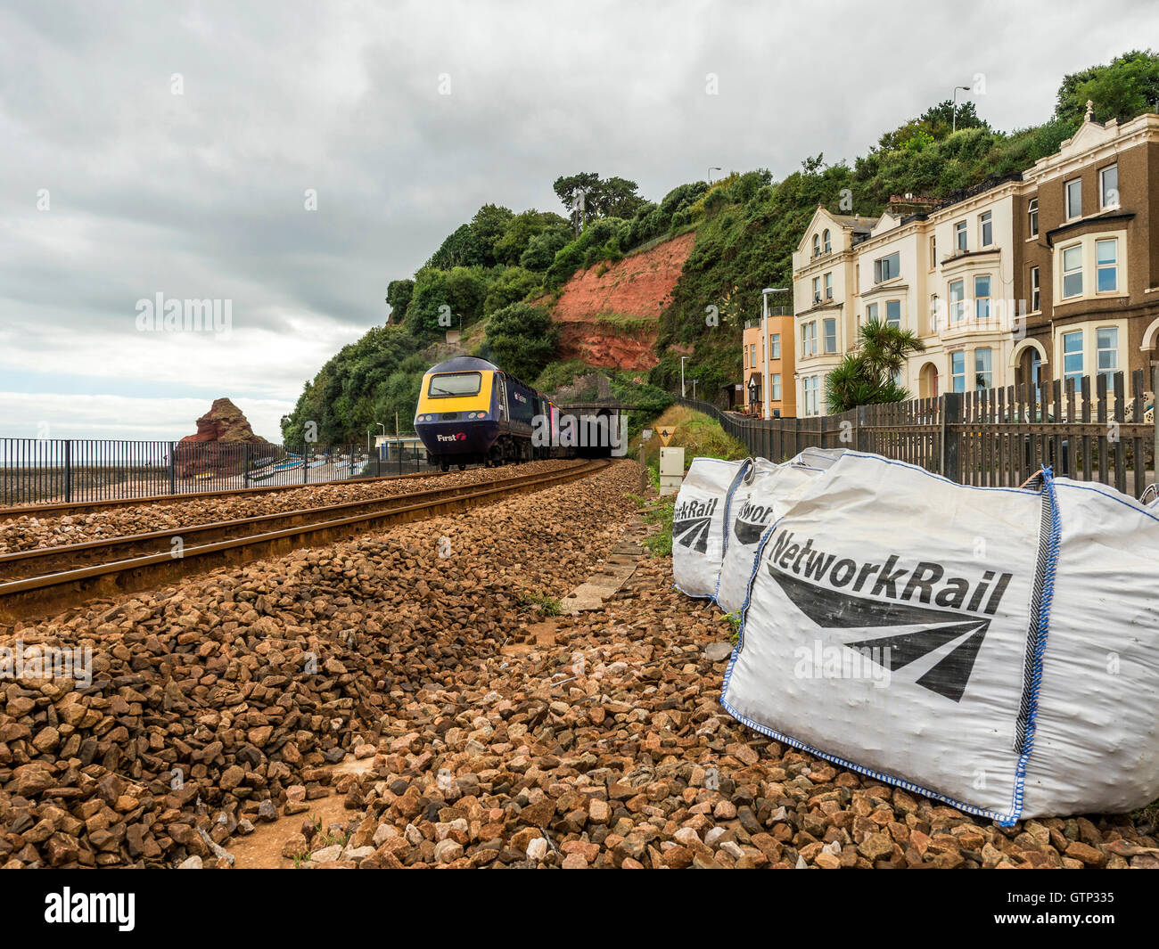 Représentant le paysage pittoresque Riviera First Great Western Railway Line à Exmouth, avec l'approche du train. Banque D'Images