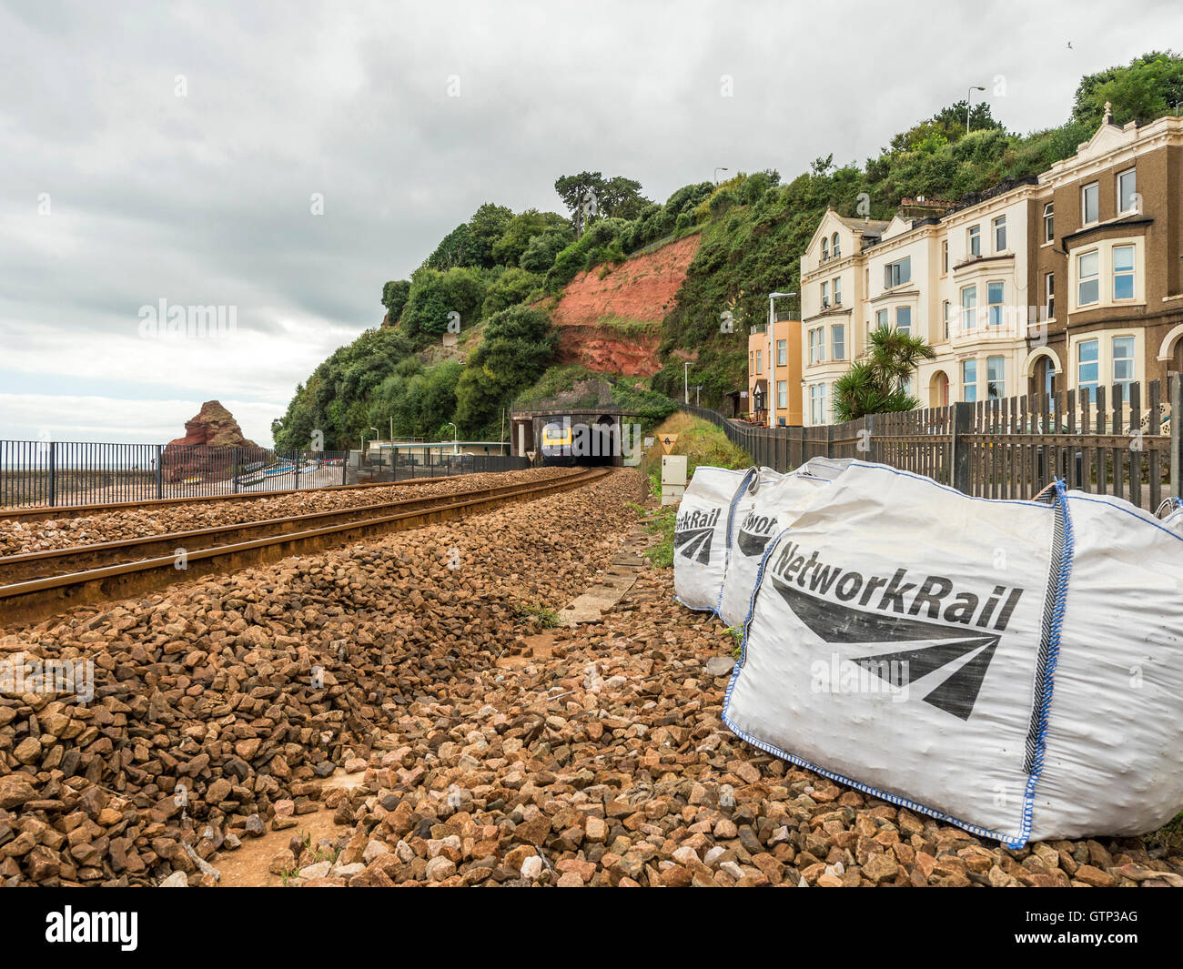 Représentant le paysage pittoresque Riviera First Great Western Railway Line à Exmouth, avec l'approche du train. Banque D'Images