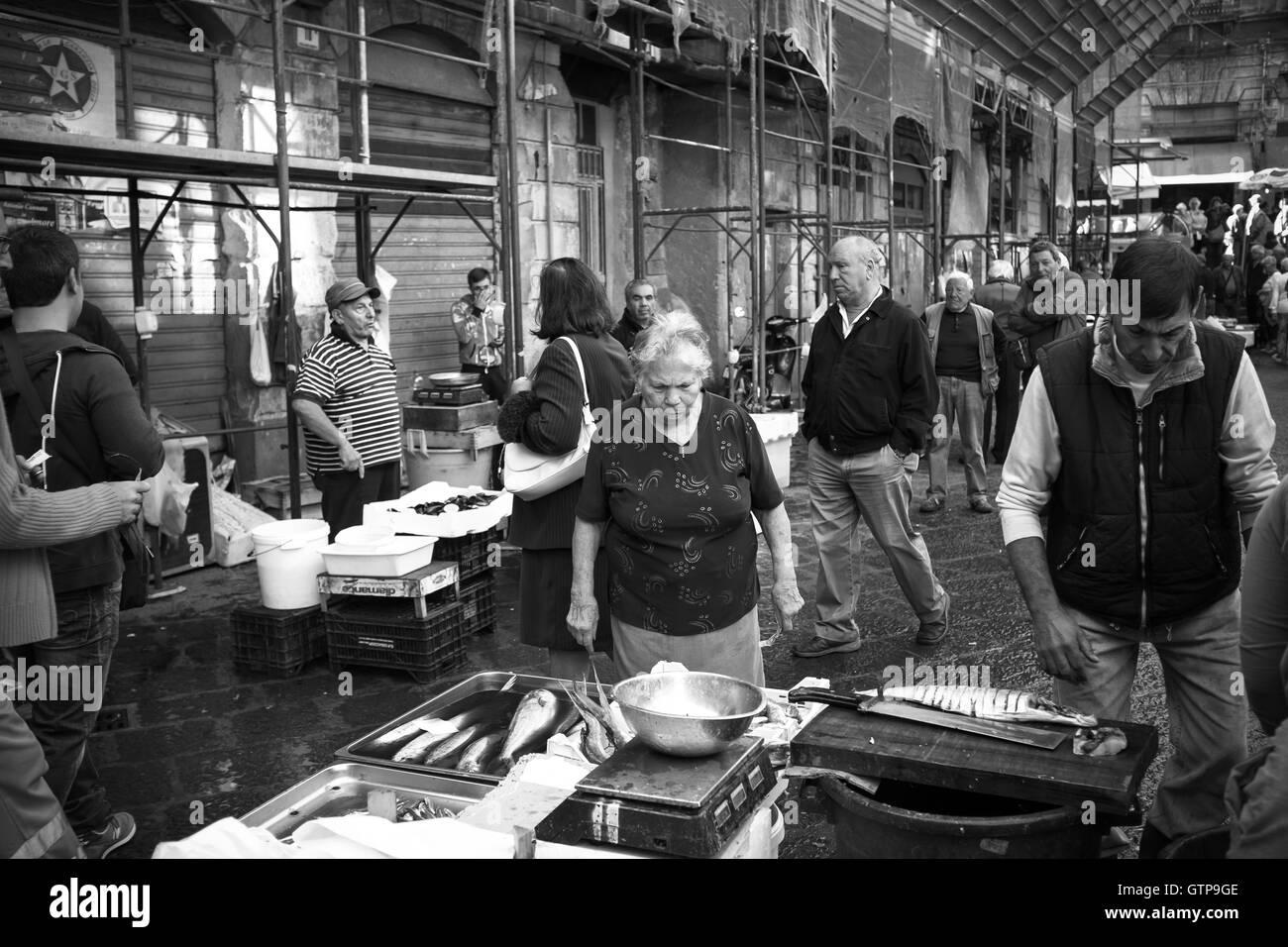 Catane, Italie - 23 octobre 2015 : vieille dame achète le poisson frais dans le vieux marché aux poissons de Catane en Sicile, Italie. l'histori Banque D'Images