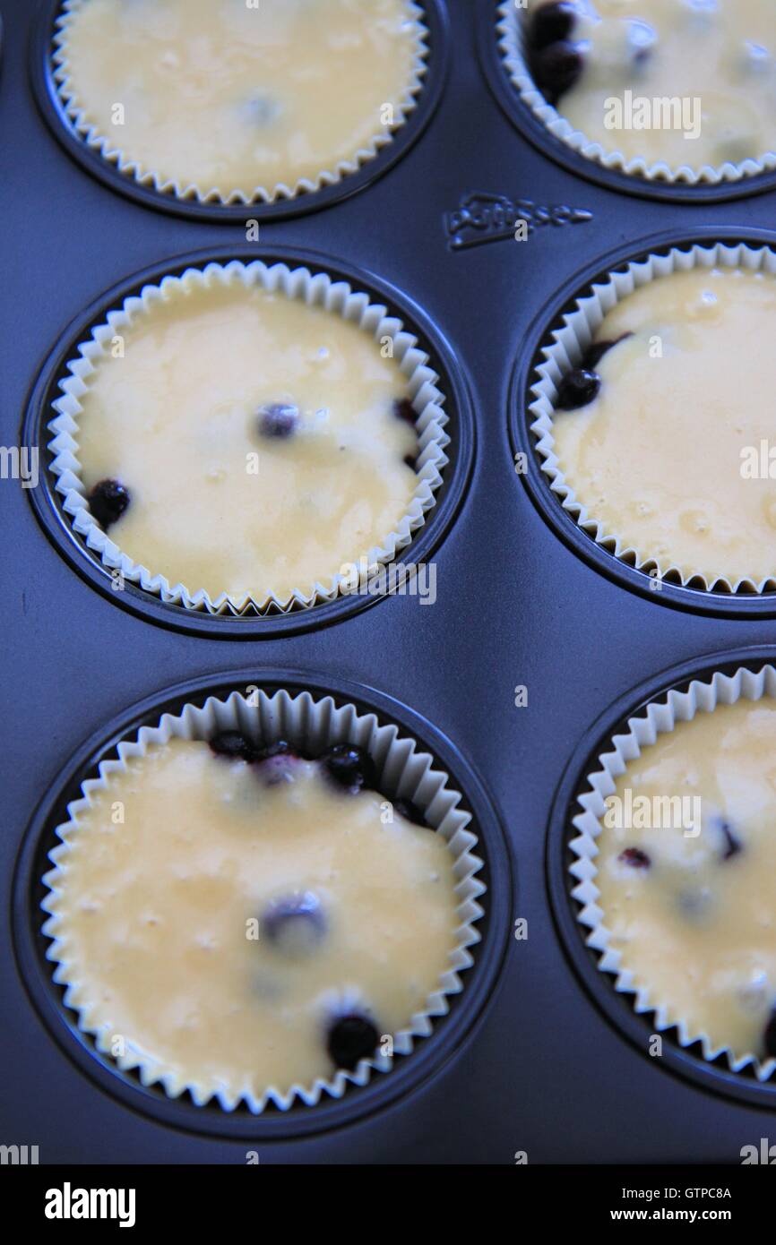 Dans Unccoked muffins aux bleuets gâteau Banque D'Images