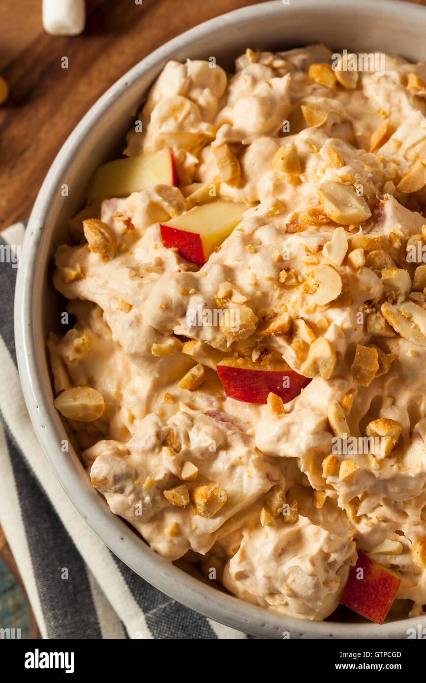 Bonbon sucré fait maison Salade de pommes avec des cacahuètes et des guimauves Banque D'Images