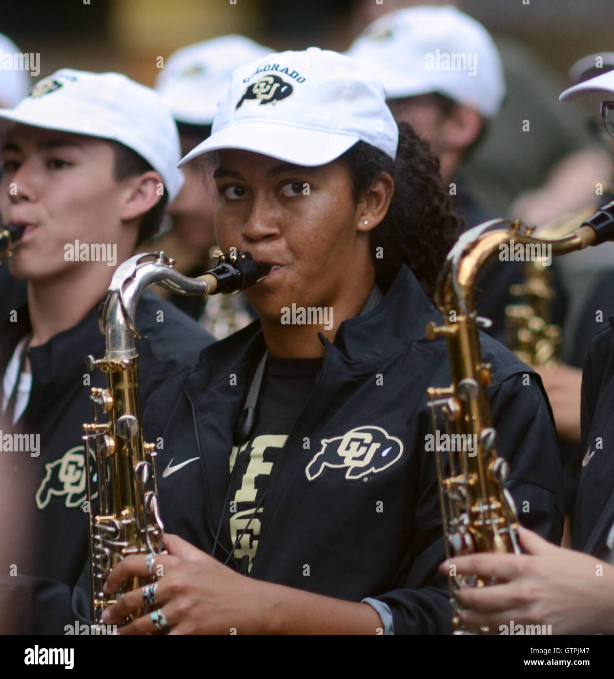 Femme jouer le sax0phone dans le CU Marching Band Banque D'Images